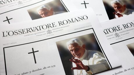 Sonderausgabe der vatikanischen Zeitung L'Osservatore Romano, die die Nachricht vom Tod von Papst Benedikt XVI. zum Thema hat / © Walter Cicchetti (shutterstock)
