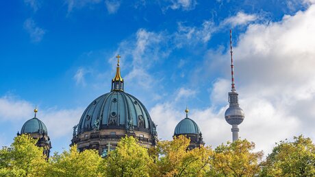 Blick auf Dom und Fernsehturm in Berlin (shutterstock)