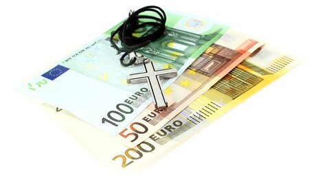 Symbolbild Geld und Kirche / © Simone Voigt (shutterstock)