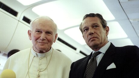 Lang ist es her: Papst Johannes Paul II. und Navarro-Valls (r.) im Jahr 1999 (KNA)