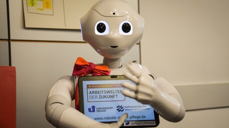 Roboter Pepper, der für den Einsatz in Pflegeheimen programmiert werden soll / © Nadine Vogelsberg (KNA)