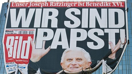 "Wir sind Papst" – eine der berühmtesten Schlagzeilen 2005  / © Tobias Kleinschmidt (dpa)