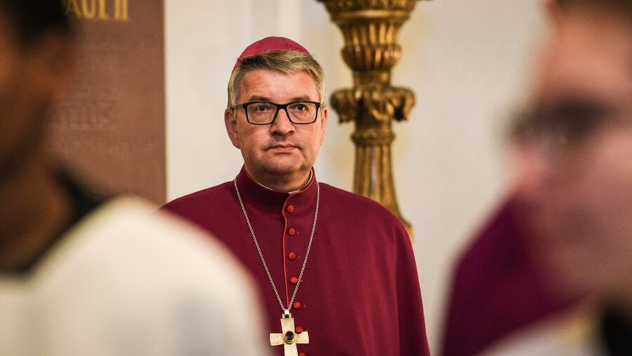 Bischof Peter Kohlgraf in seinem Ornat / © Harald Oppitz (KNA)