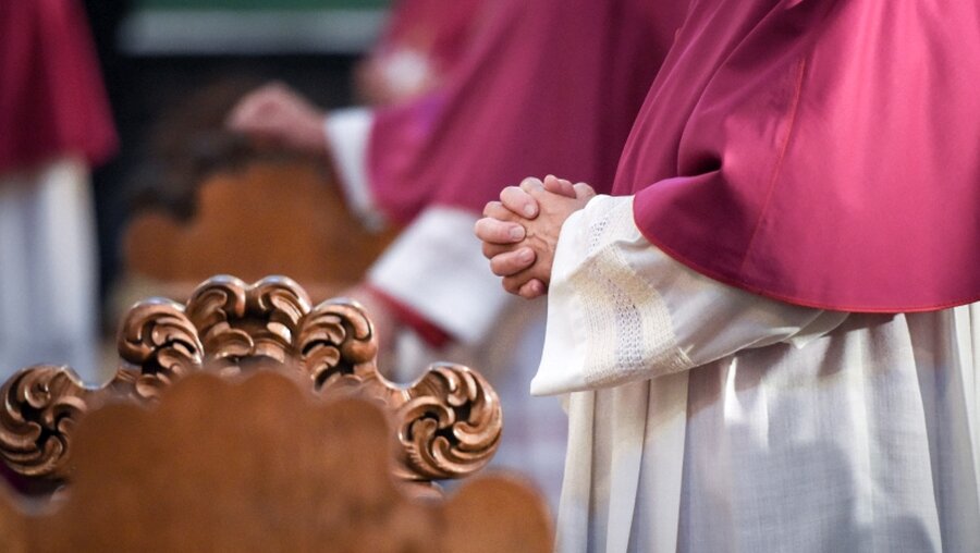 Gefaltete Hände eines Bischofs / © Julia Steinbrecht (KNA)