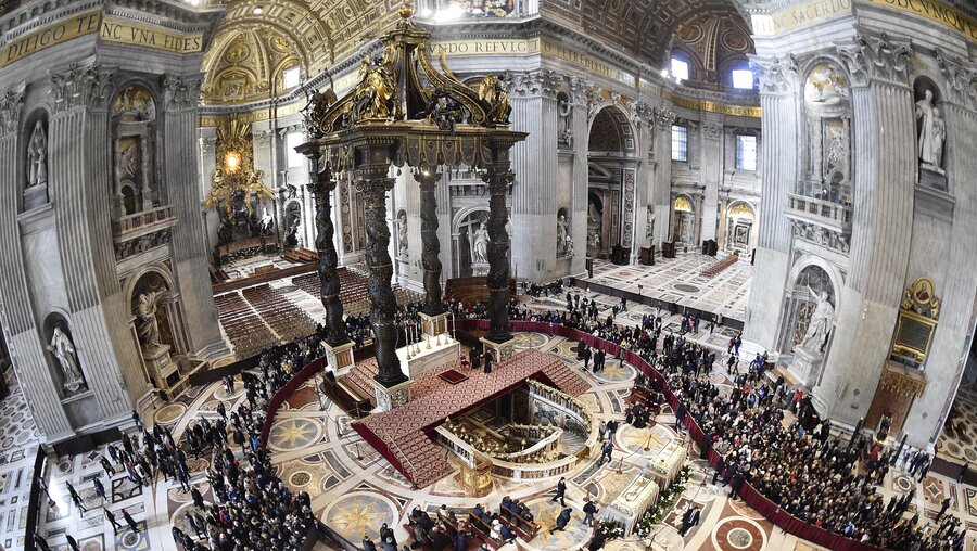 Panoramaansicht des Altars im Petersdom / © Cristian Gennari/Romano Siciliani (KNA)