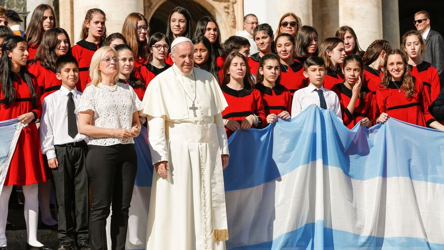 Papst Franziskus mit Pilgern und argentinischer Fahne / © Paul Haring/CNS photo (KNA)