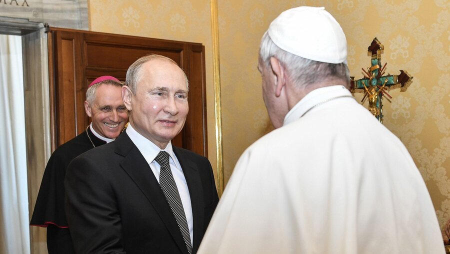 Wladimir Putin (m.) und Papst Franziskus (r.) im Jahr 2019 / © Vatican Media/Romano Siciliani (KNA)