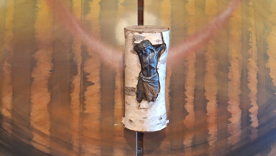 Christus im Birkenstamm / © Sr. Emmanuela (privat)