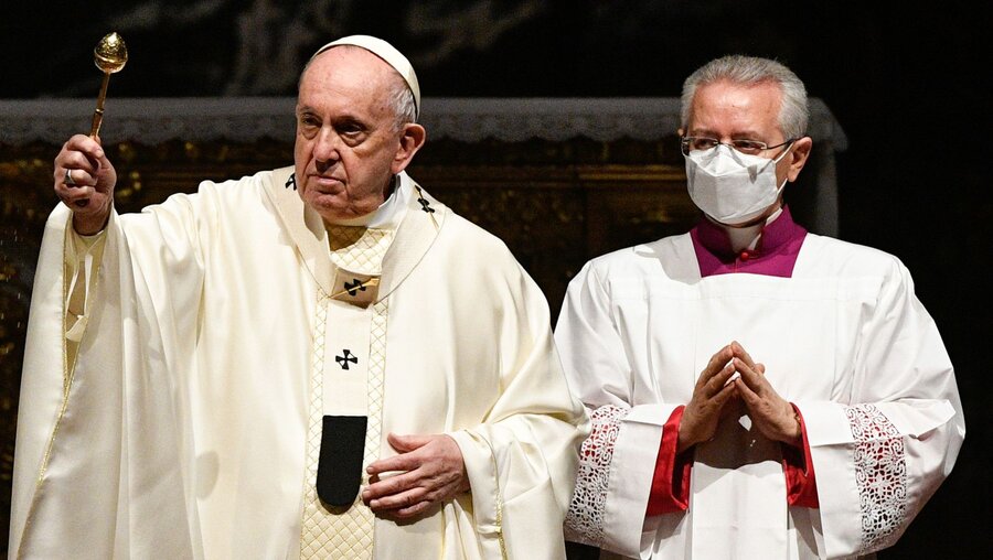 Papst Franziskus (l.) und Erzbischof Diego Giovanni Ravelli (r.) (Archiv) / © Vatican Media/Romano Siciliani (KNA)