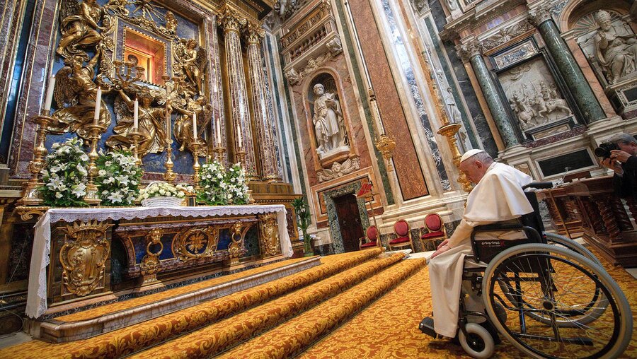 Papst Franziskus betet vor einer Mariendarstellung in der Kirche Santa Maria Maggiore (Archiv) / © Vatican Media/Romano Siciliani (KNA)
