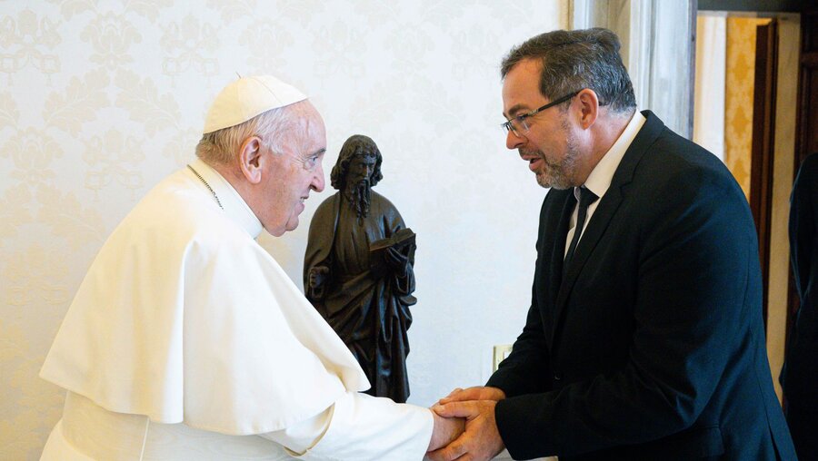 Papst Franziskus und Andrij Jurasch, Botschafter der Ukraine beim Heiligen Stuhl / © Vatican Media/Romano Siciliani (KNA)