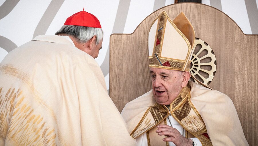 Kardinal Matteo Zuppi (l.) und Papst Franziskus / © Cristian Gennari/Romano Siciliani (KNA)