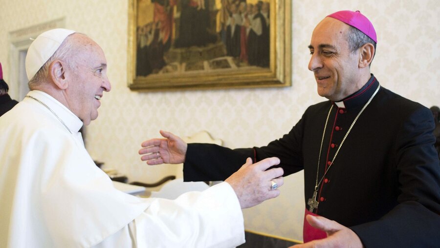 Papst Franziskus und Erzbischof Victor Manuel Fernandez / © Vatican Media/Romano Siciliani (KNA)