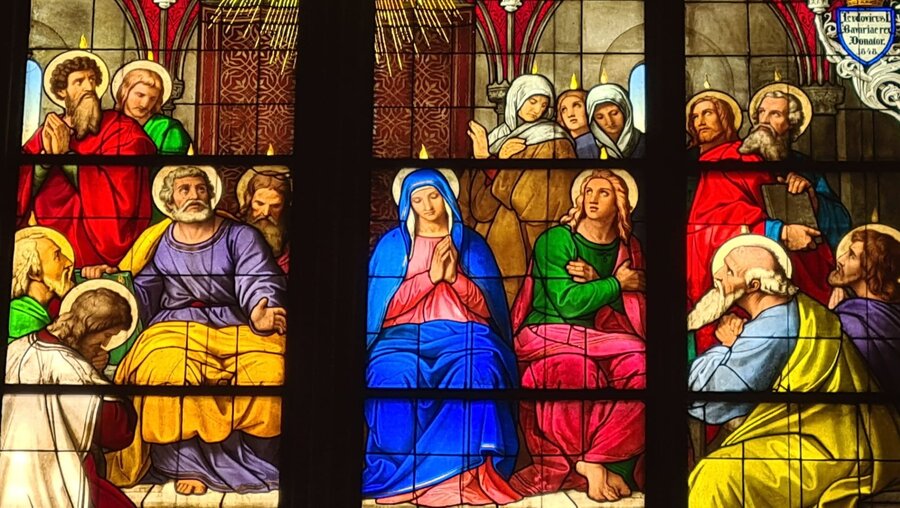 Die Gottesmutter Maria, umgeben von den Aposteln im sog. Bayernfenster des Kölner Dom (DR)