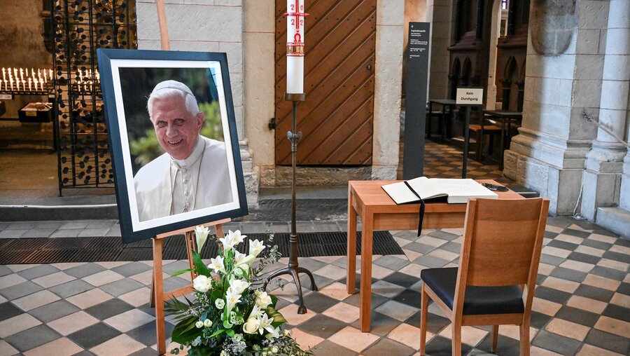 Bild im Limburger Dom zum Tod von Papst Benedikt XVI. / © Harald Oppitz (KNA)