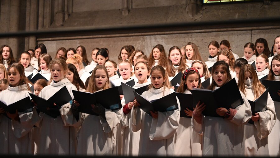 Das Singen bereitet den jungen Mädchen große Freude / © Beatrice Tomasetti (DR)