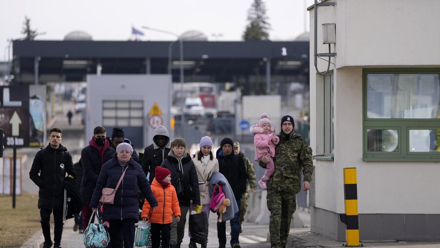 Flüchtlinge aus der Ukraine überqueren den Grenzübergang Medyka nach Polen. / © Markus Schreiber (dpa)