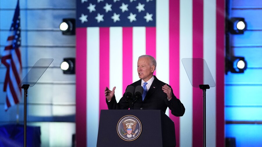 Joe Biden, Präsident der USA, hält am 26.03.22 eine Rede über den russischen Einmarsch in der Ukraine im Warschauer Königsschloss. / © Petr David Josek/AP (dpa)