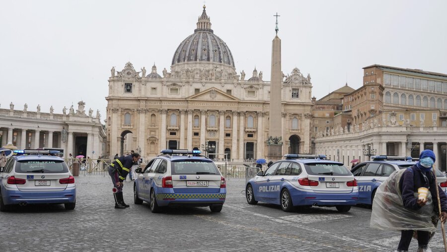 Die italienische Polizei sorgt für Sicherheit auf dem Petersplatz im Vatikan. Mit außerordentlichen Sicherheitsmaßnahmen hat sich Rom auf den Besuch des ukrainischen Präsidenten Selenskyj eingestellt.  / © Gregorio Borgia/AP (dpa)