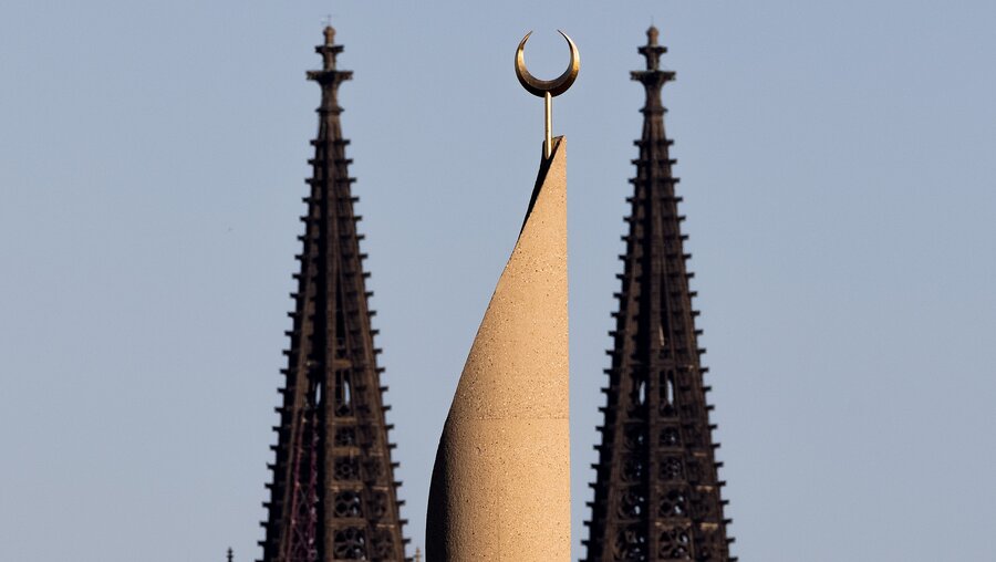 Ehrenfelder Ditib-Moschee und Kölner Dom / © Rolf Vennenbernd (dpa)