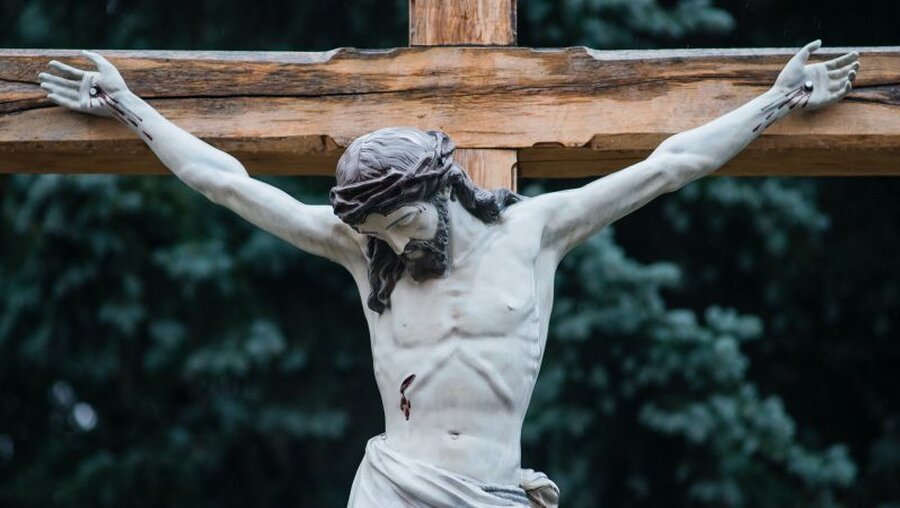 Jesus am Kreuz / © Anastasiia Kiktenko (shutterstock)