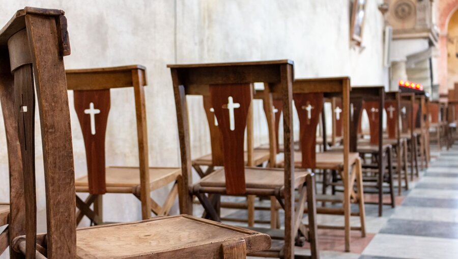 Leere Stühle in einer Kirche / © MASSIMILIANO PAPADIA (shutterstock)