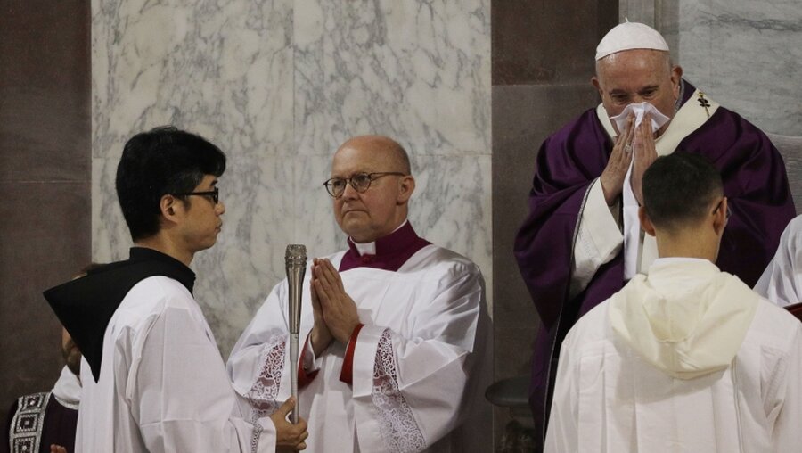Papst Franziskus ist erkältet
(Archiv) / © Gregorio Borgia (dpa)