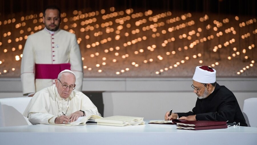Papst Franziskus und Ahmad al-Tayyeb / © Vatican Media (KNA)