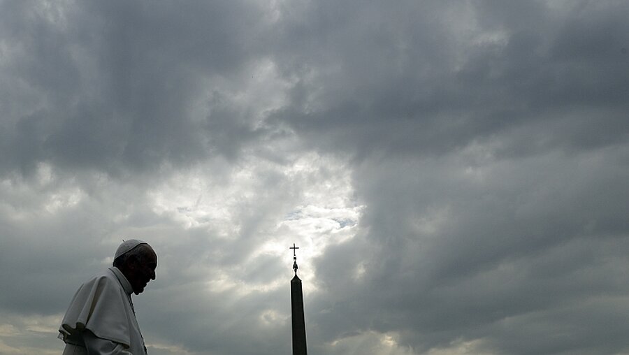 Papst Franziskus während der Generalaudienz auf dem Petersplatz / © Gregorio Borgia (dpa)