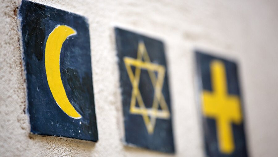 Symbole für die drei Religionen Islam, Judentum und Christentum / © Vladimir Melnik (shutterstock)