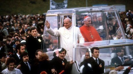 1980: Papst Johannes Paul II. im Papamobil - neben ihm Joseph Kardinal Ratzinger, damals Erzbischof von München / © KNA-Bild (KNA)