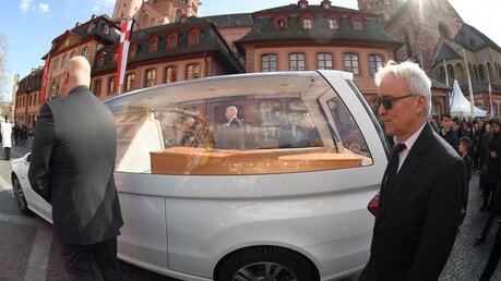 Kardinal Lehmann wird in einem Holzsarg transportiert (dpa)