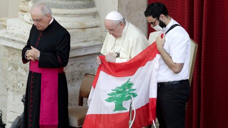 Bei seiner ersten Generalaudienz in der Corona-Krise gedenkt der Papst der Opfer der Explosion in Beirut / © Andrew Medichini (dpa)