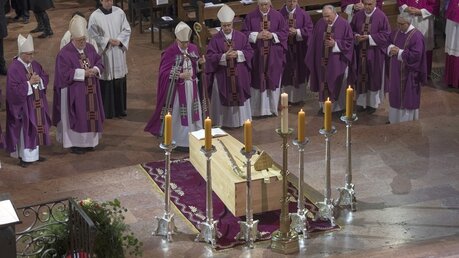 Gebet der Kardinäle und Bischöfe am Sarg (dpa)
