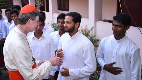 Besuch beim Priesterseminar in Trivandrum: Kardinal Woelki spricht mit den Dozenten vor Ort / © Nadim Ammann (Erzbistum Köln)