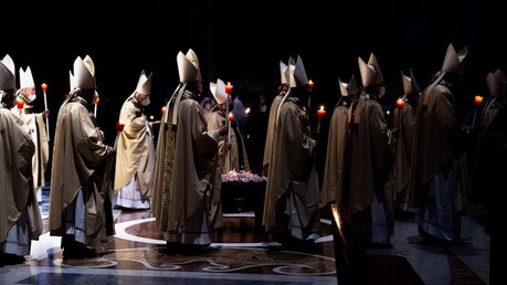 Bischöfe entzünden ihre Osterkerzen am Osterfeuer während der Osternacht  / © Cristian Gennari/Romano Siciliani (KNA)