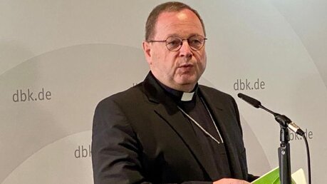 Bischof Georg Bätzing bei der Eröffnungs-Pressekonferenz / © Ingo Brüggenjürgen (DR)