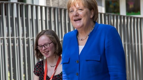 Bundeskanzlerin Angela Merkel trifft Natalie Dedreux im Caritas-Zentrum in Köln-Kalk / © Hirschbeck (Erzbistum Köln)