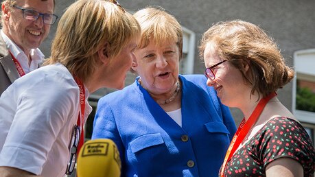 Bundeskanzlerin Merkel verabschiedet sich von Natalie Dedreux (r.). / © Hirschbeck (Erzbistum Köln)