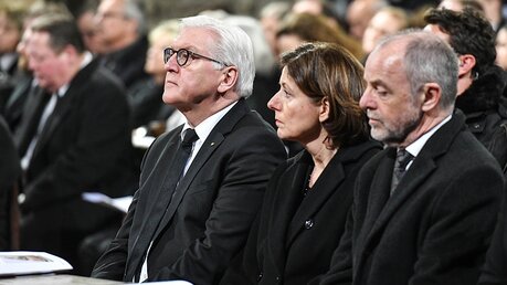 Unter den Ehrengästen: Bundespräsident Steinmeier (l.) und Ministerpräsidentin Dreyer (m.)  / © Harald Oppitz (KNA)