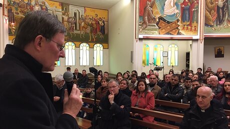 Christliche Flüchtlinge aus Syrien und Irak treffen den Kardinal in der St. Helena Kirche in Beirut.  / © Ingo Brüggenjürgen (DR)