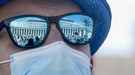Der Vatikanische Apolstolische Palast spiegelt sich in der Sonnenbrille eines Besuchers / © Riccardo De Luca (dpa)