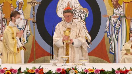 Diakon Clemens Neuhoff, ehemaliger Seminarist im Redemptoris Mater, am Altar mit Erzbischof Woelki / © Redemptoris Mater (DR)
