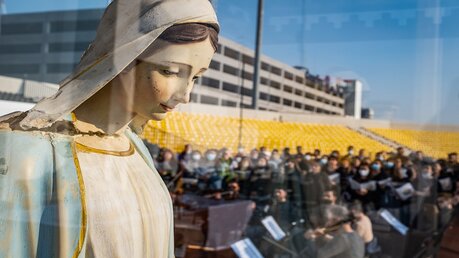 Eine restaurierte Statue der Jungfrau Maria, die von Mitgliedern des Islamischen Staates stark beschädigt und geköpft wurde, steht im Franso-Hariri-Stadion (dpa)