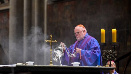 Kardinal Marx am Altar des Kölner Doms / © Oppitz (KNA)
