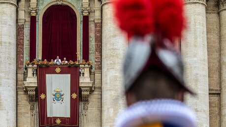 Gardist der Schweizergarde, im Hintergrund Papst Franziskus / © Stefano Dal Pozzolo (KNA)