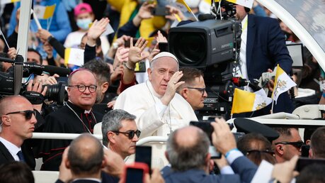Papst Franziskus begrüßt Teilnehmer vor einer Messe am 3. April 2022 in Floriana (Malta) / © Paul Haring (KNA)