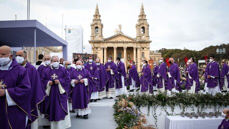 Geistliche gehen in einer Prozession bei einer Messe mit Papst Franziskus in Floriana (Malta) / © Paul Haring (KNA)