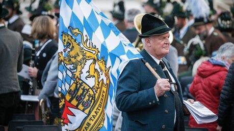 Ein Mann in bayerischer Tracht trägt eine Flagge des Freistaats Bayern vor der Trauermesse für den verstorbenen, emeritierten Papst Benedikt XVI. / © Paul Haring/CNS photo (KNA)