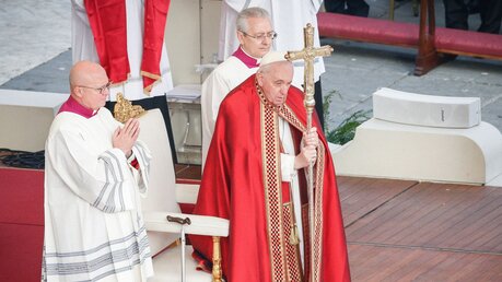 Papst Franziskus hält mit beiden Händen den Kreuzstab am 5. Januar 2023, während der Trauermesse für den emeritierten Papst Benedikt XVI. auf dem Petersplatz im Vatikan / © Paul Haring/CNS photo (KNA)